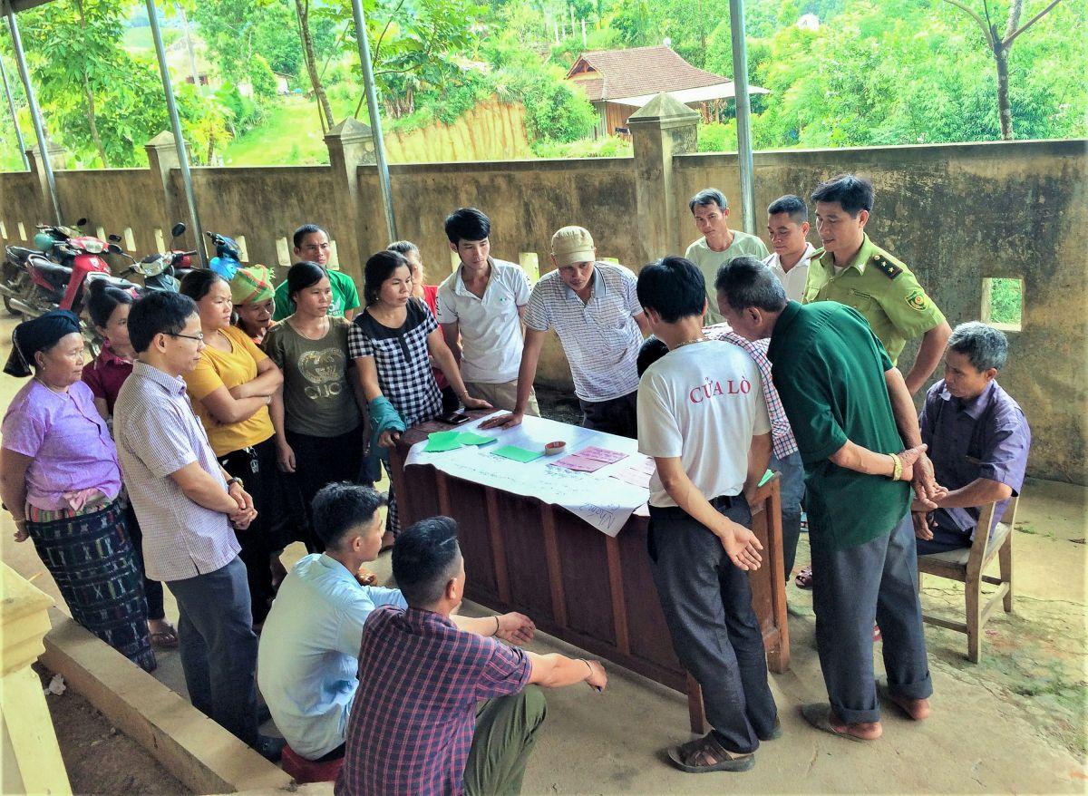 Villagers practice forest location mapping and identification of forest boundaries to prepare applications for forest land allocation and forest title certification, also known as Red book, Tuc Pang village, Dong Van commune, Nghe An, Viet Nam.